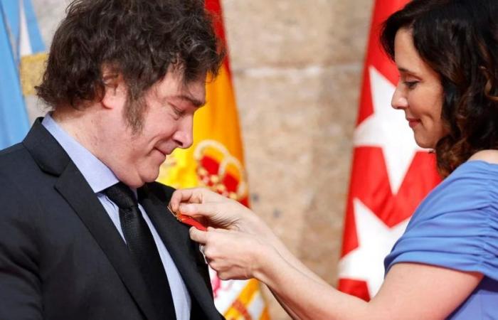 Milei premiato a Madrid e nel mirino Pedro Sánchez: “Gli piace che lo Stato prenda il sopravvento sugli spagnoli”