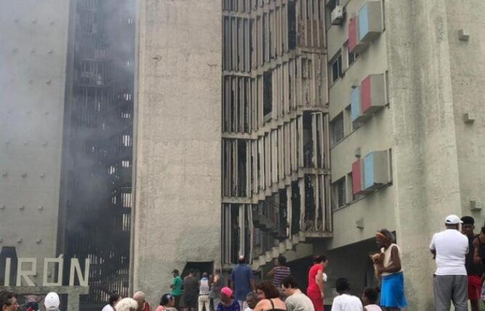 Senza danni alle persone, spento l’incendio nell’edificio Girón • Lavoratori