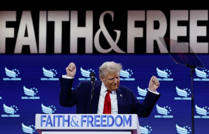 Donald Trump fa campagna nel conservatorismo cristiano: “È l’unico che rappresenta Dio”