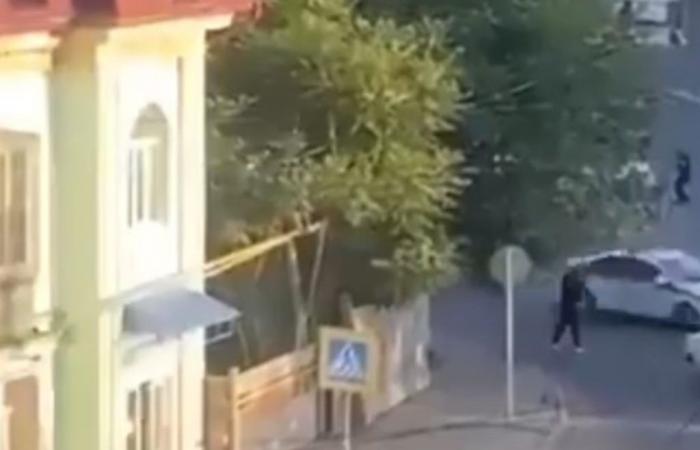 I video scioccanti degli attentati a una sinagoga e a una chiesa in Russia che hanno provocato almeno 10 morti