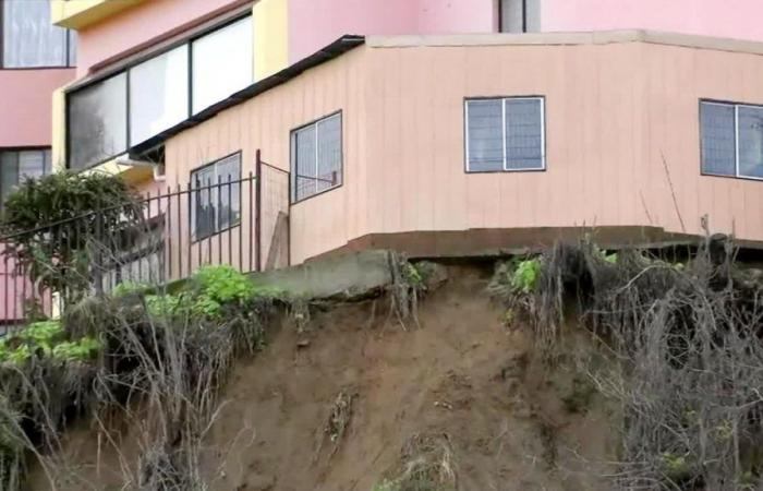 Paura di un possibile crollo della struttura dell’edificio a Valparaíso: si è verificata una frana di rocce e terra