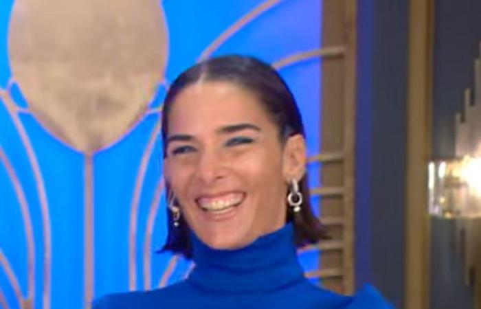 VIDEO: IL TREMENDOUS BLOOPER di Juana Viale quando mostra il suo vestito blu in onore del Flag Day
