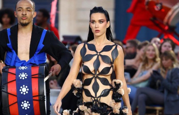 Katy Perry stupisce a Vogue World 2024 con stivali vittoriani e abito nudo