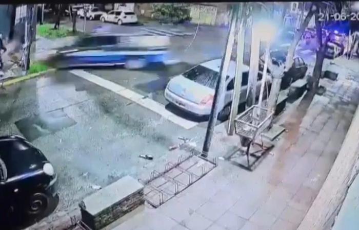 Video scioccante: un’auto della pattuglia inseguiva i malviventi, ha perso il controllo e ha investito un gruppo di giovani