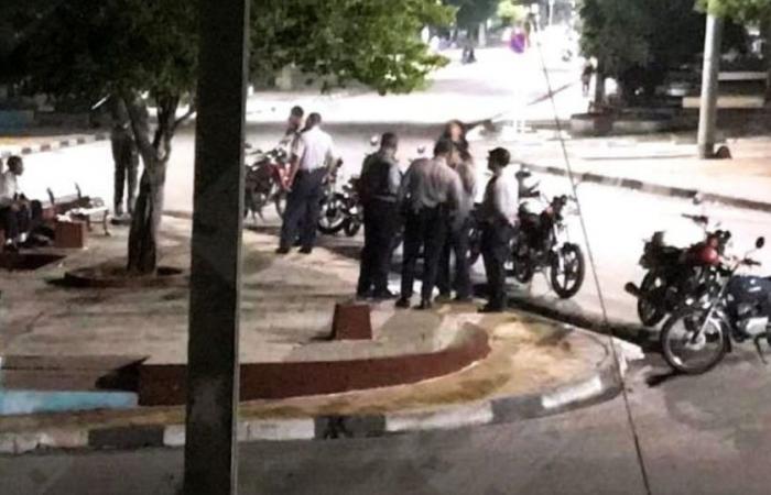 Il governo di Santiago di Cuba schiera la polizia nella strada dove è stato assassinato un giovane