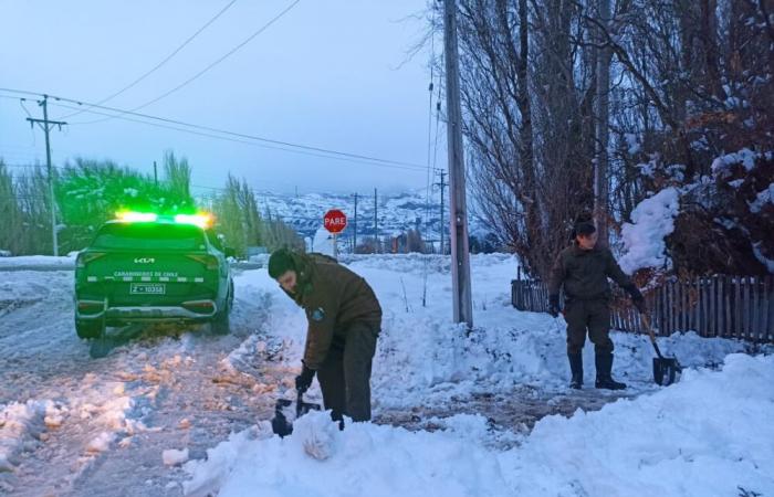 I Carabineros Aysén sviluppano molteplici azioni a sostegno della comunità dopo le nevicate