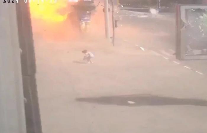Il momento in cui una bomba russa colpisce una zona residenziale nella città ucraina di Kharkiv