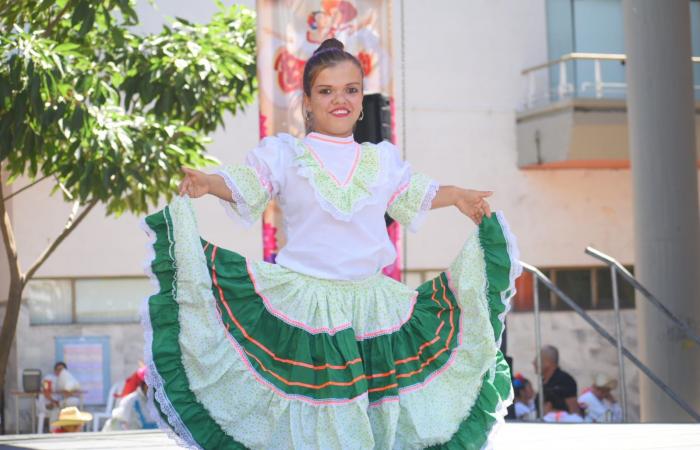 In un gesto di inclusione e diversità, centinaia di partecipanti hanno dimostrato il loro talento e la loro passione per la cultura e il folklore di Huila.