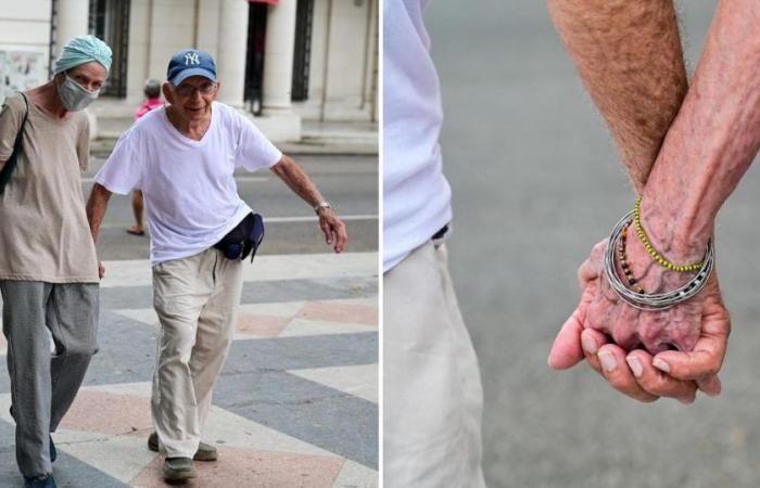 Un’anziana coppia cubana cammina innamorata per le strade dell’Avana, dopo mezzo secolo insieme