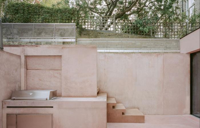 Una casa con pareti e pavimenti in cemento rosa cipria che si ispira all’architettura di Luis Barragán