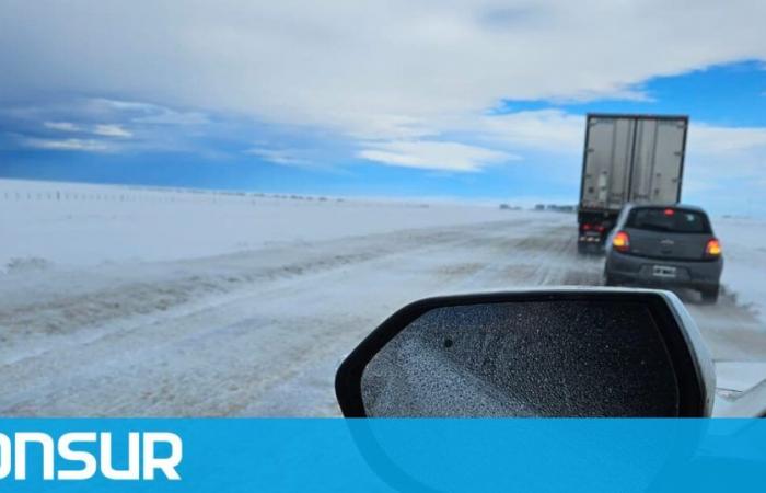 Hanno nuovamente interrotto il traffico sulla strada 3 tra Trelew e Comodoro: ci sono lunghe file di auto – ADNSUR – Dopo il tempo inclemente che ha complicato la circolazione dei veicoli, a causa dell’accumulo di neve sulla strada e del vento bianco – registrato tra Salamanca e Cañadón Ferrays
