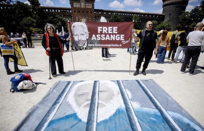 Esce di prigione Julian Assange, il giornalista che ha inferto un duro colpo alla credibilità degli Stati Uniti