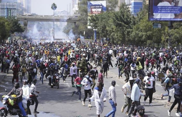 Proteste in Kenya: migliaia di manifestanti prendono d’assalto e incendiano parte del Parlamento
