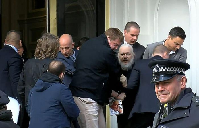 Esce di prigione Julian Assange, il giornalista che ha inferto un duro colpo alla credibilità degli Stati Uniti