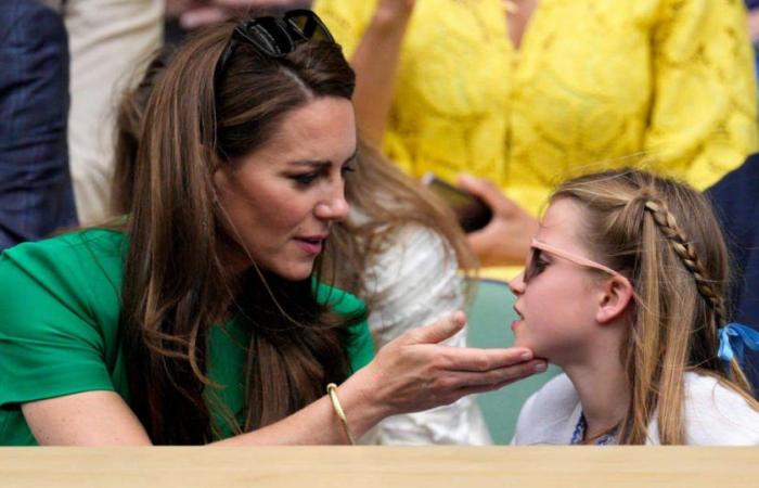La stampa britannica rivela l’atteggiamento della principessa Charlotte nei confronti della malattia della madre Kate Middleton