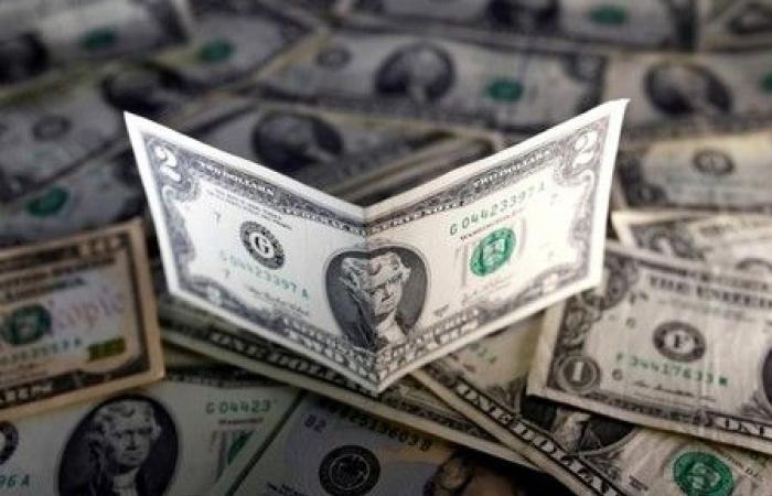 Il dollaro cede dopo i dati economici deboli; lo yen sale