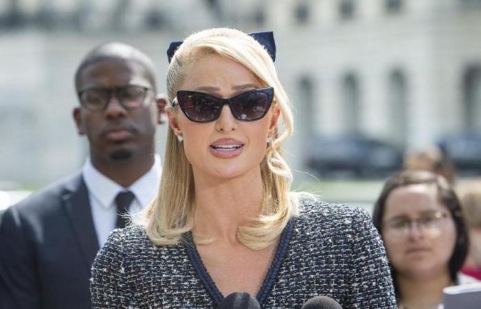 La sconvolgente testimonianza di Paris Hilton sul “trattamento disumano” subito durante la sua infanzia: “Hanno abusato sessualmente di me”