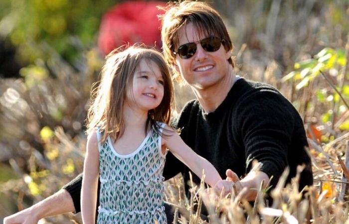 Suri, figlia di Tom Cruise e Katie Holmes, ha abbandonato il cognome dell’attore