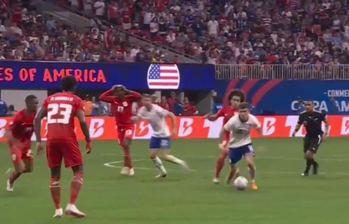 Il calcio selvaggio subito dalla stella statunitense: colpo da dietro, reazione e rosso diretto