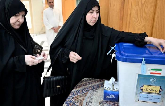 In Iran sono iniziate le elezioni presidenziali anticipate: ci sono tre candidati, ma senza un chiaro favorito