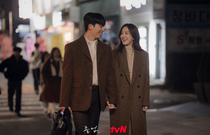 Wi Ha Joon e Jung Ryeo Won vanno felicemente mano nella mano in “The Midnight Romance In Hagwon”