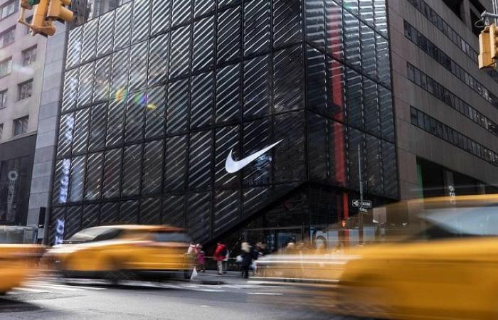 Nike conferma la sua battuta d’arresto: vendite congelate nel 2023 e calo del 2% nel quarto trimestre