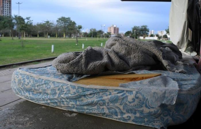Le fermate del treno urbano di Santa Fe sono utilizzate come rifugi precari dai senzatetto