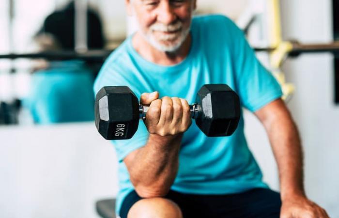Cosa dovresti sapere se hai più di 60 anni e vuoi fare attività fisica: è meglio farlo da solo che con qualcuno?