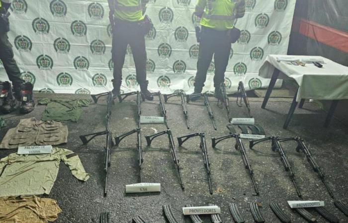 La polizia colombiana ha sequestrato fucili e munizioni sulla strada Bogotá-Villavicencia, diretti a gruppi armati che commettono crimini a Meta