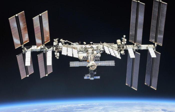 Il satellite russo si rompe in più di 100 pezzi nello spazio, costringendo gli astronauti a rifugiarsi
