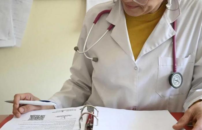Qual è la “tariffa compensativa” addebitata dai medici durante le visite e quando viene applicata?