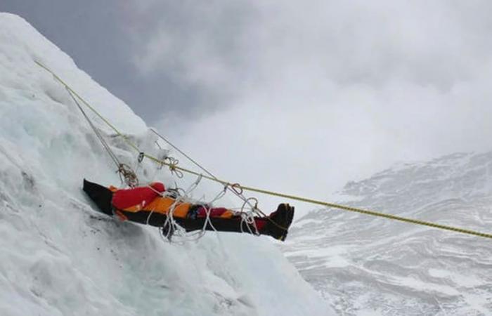 Lo scioglimento dell’Everest rivela i corpi degli alpinisti e tonnellate di spazzatura