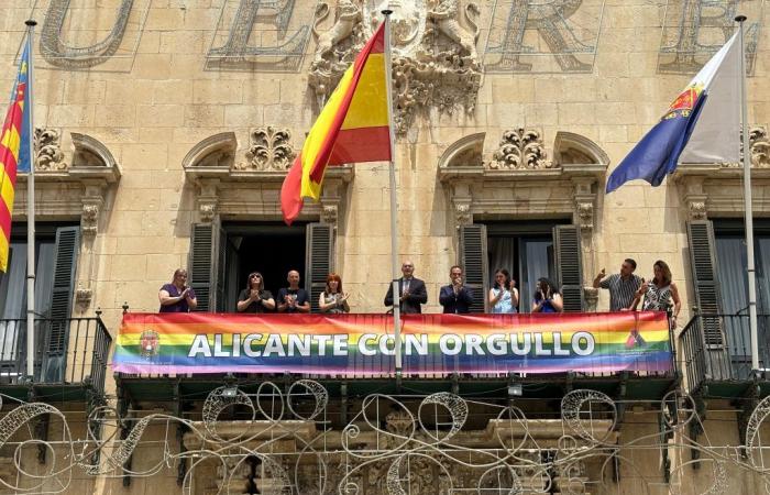 Alicante commemora il Pride Day con lo striscione LGTBI nel municipio