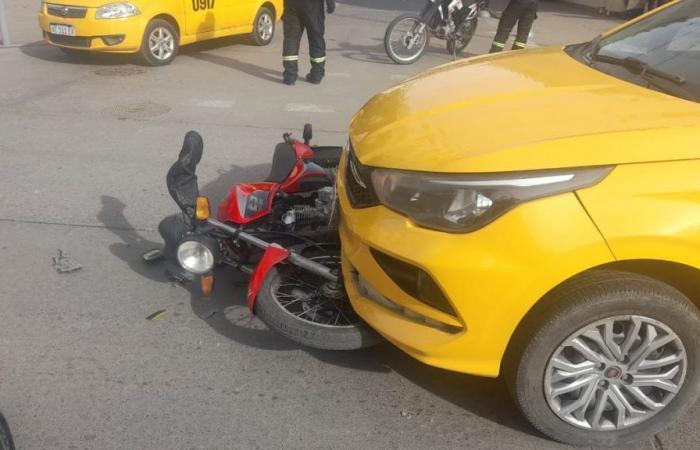 Scontro tra un taxi giallo e una moto nel cuore di Jujuy