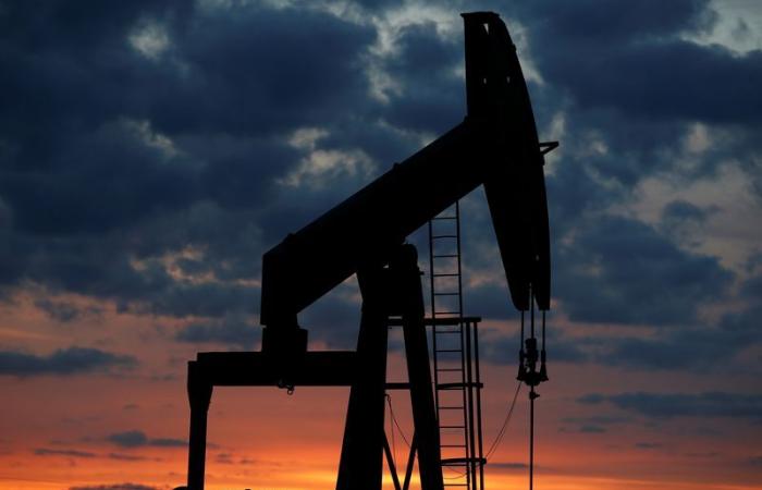 Il petrolio sale sulla scia delle speranze di taglio dei tassi e di margini più alti; pronto per il terzo guadagno settimanale