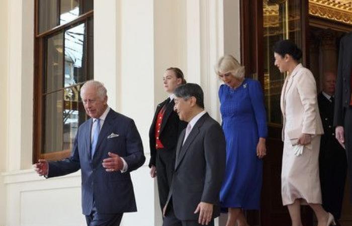 L’Imperatore e l’Imperatrice del Giappone salutano la coppia reale britannica