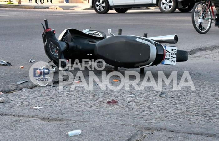 Un motociclista è stato ricoverato d’urgenza in ospedale dopo un grave incidente in Av. Libertad e Sebastián Ábalos