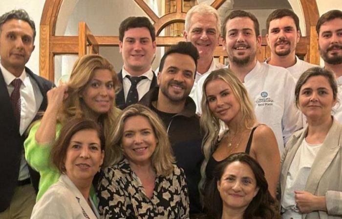Luis Fonsi torna a Córdoba e si gode una cena con gli amici all’Ermita de la Candelaria