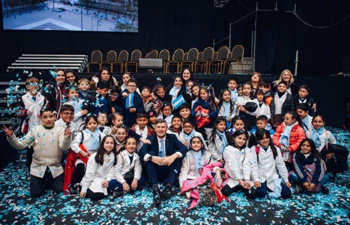 Alla presenza di Passerini, oltre 1.700 studenti delle scuole comunali hanno giurato fedeltà alla bandiera argentina