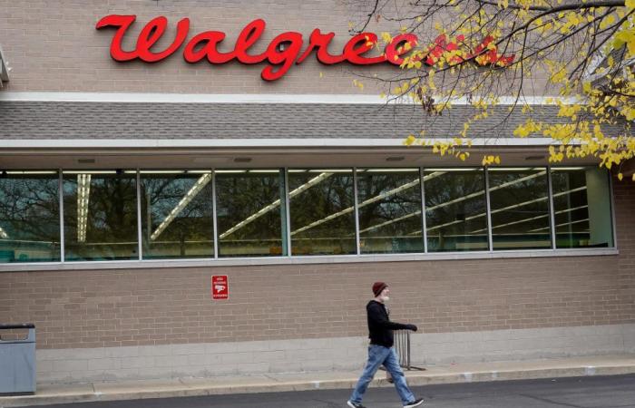Il CEO di Walgreens definisce i consumatori “sempre più selettivi e sensibili al prezzo” mentre il rivenditore taglia le prospettive di profitto