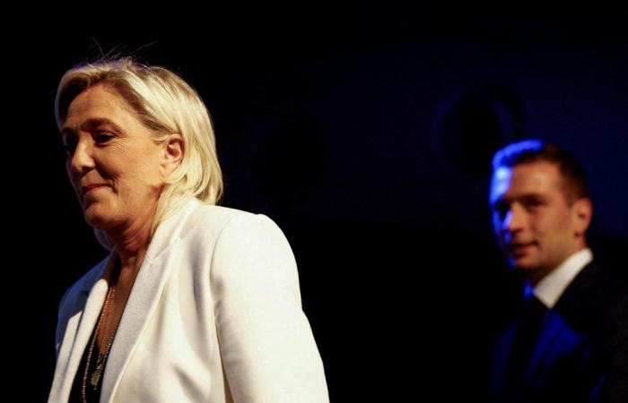L’estrema destra di Marine Le Pen guida i sondaggi ed Emmanuel Macron cerca di sopravvivere