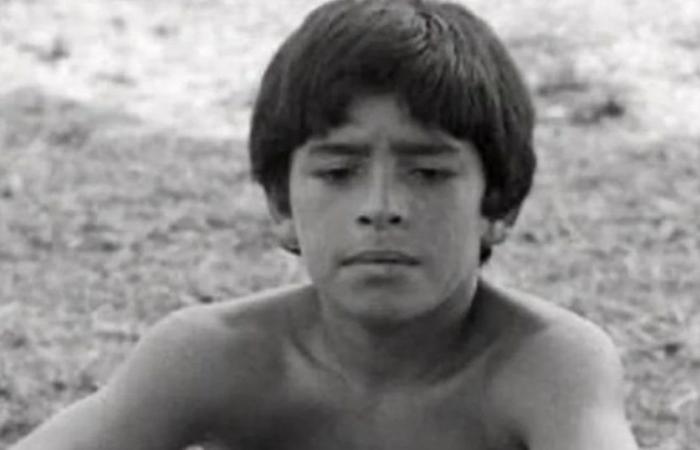 Le foto sconosciute dell’infanzia di Maradona che sono diventate virali in rete e hanno commosso i suoi fan