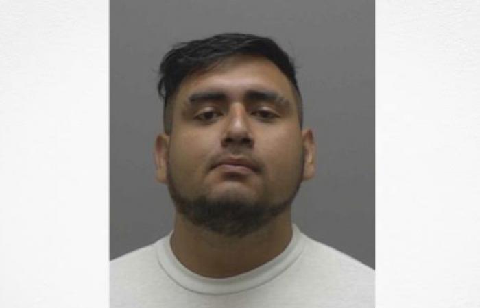 Latino arrestato durante la notte all’interno del Family Dollar a Burlington