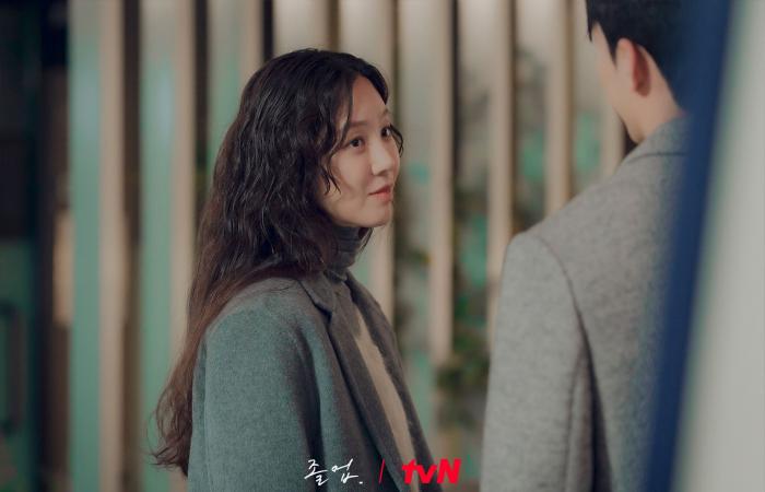 Wi Ha Joon e Jung Ryeo Won vengono sorpresi dalla pioggia in “The Midnight Romance In Hagwon”