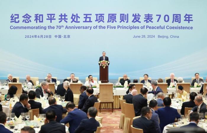 Il FM cinese tiene un discorso durante un pranzo per commemorare il 70° anniversario dei Cinque Principi di Coesistenza Pacifica