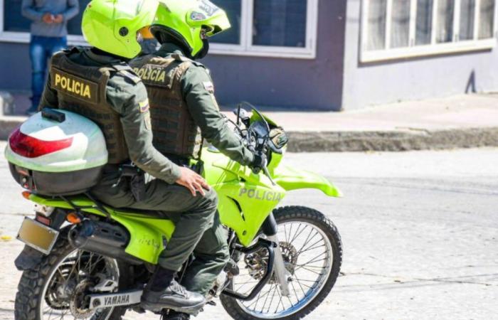 L’attacco a una stazione di polizia a El Tambo, Cauca, lascia ferito un agente in uniforme