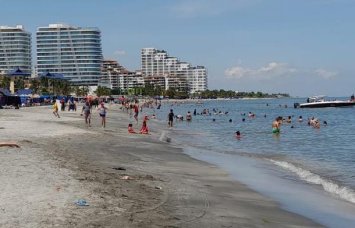 I turisti si godono la spiaggia di Bello Horizonte a Santa Marta