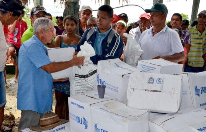 Le persone colpite dallo straripamento del fiume Cauca ricevono aiuti umanitari a San Benito