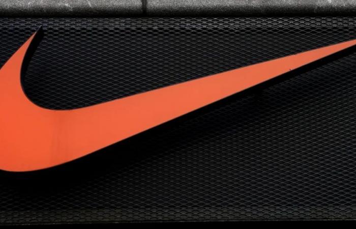 Nike subisce il calo più grande dal 2001 a causa delle prospettive più deboli per l’intero anno