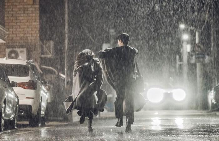 Wi Ha Joon e Jung Ryeo Won vengono sorpresi dalla pioggia in “The Midnight Romance In Hagwon”